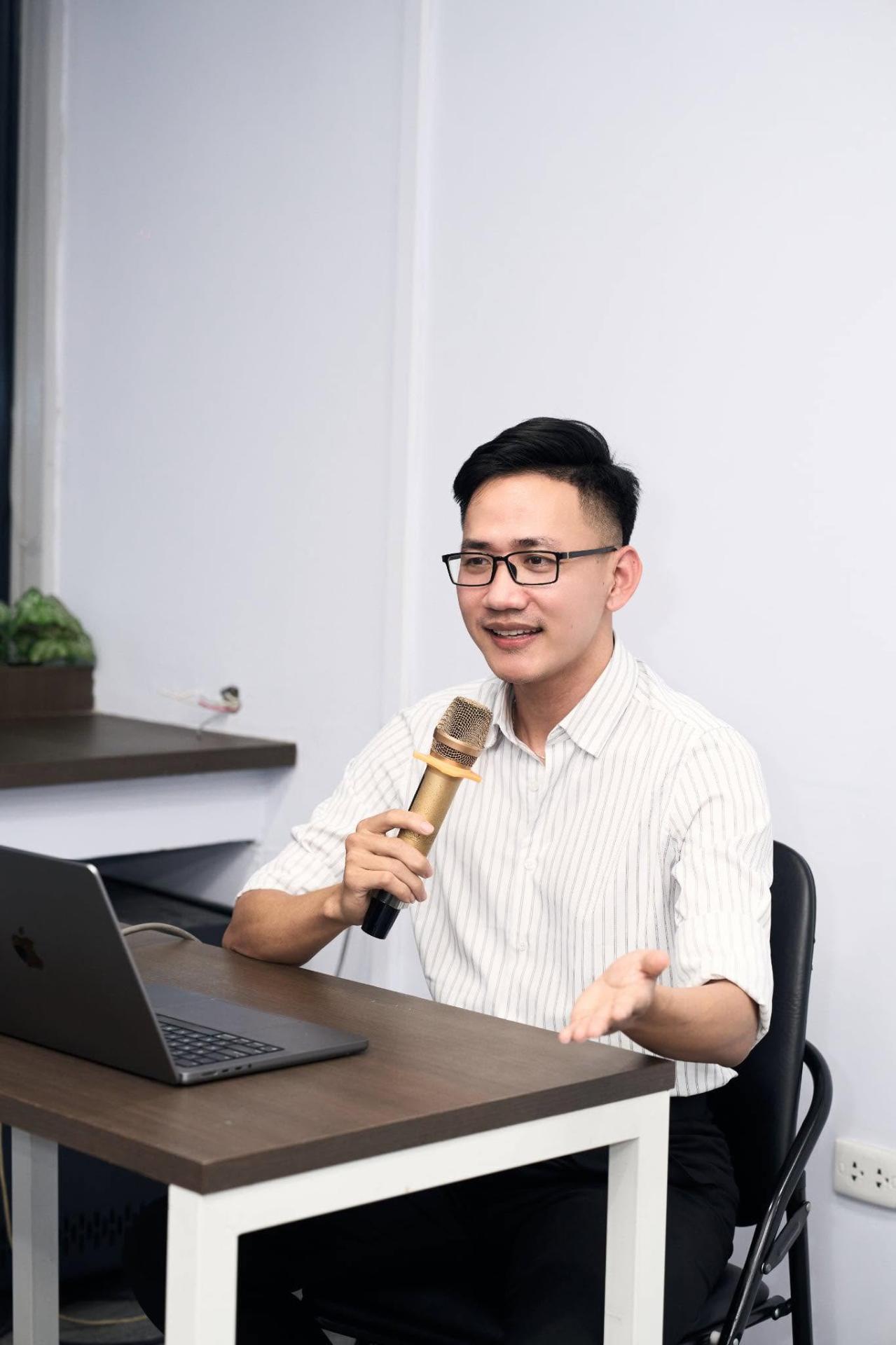 Khổng Xuân Trường giảng dạy